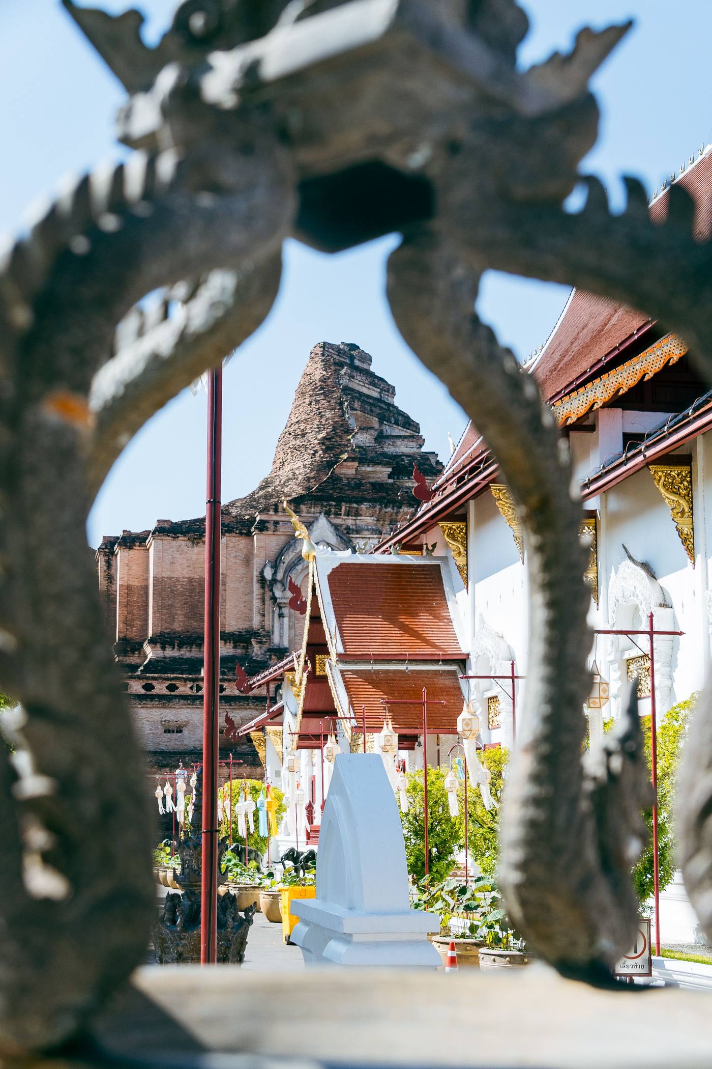 Ruinas del templo Wat Chedi Luang en Chiang Mai, con farolillos colgando
