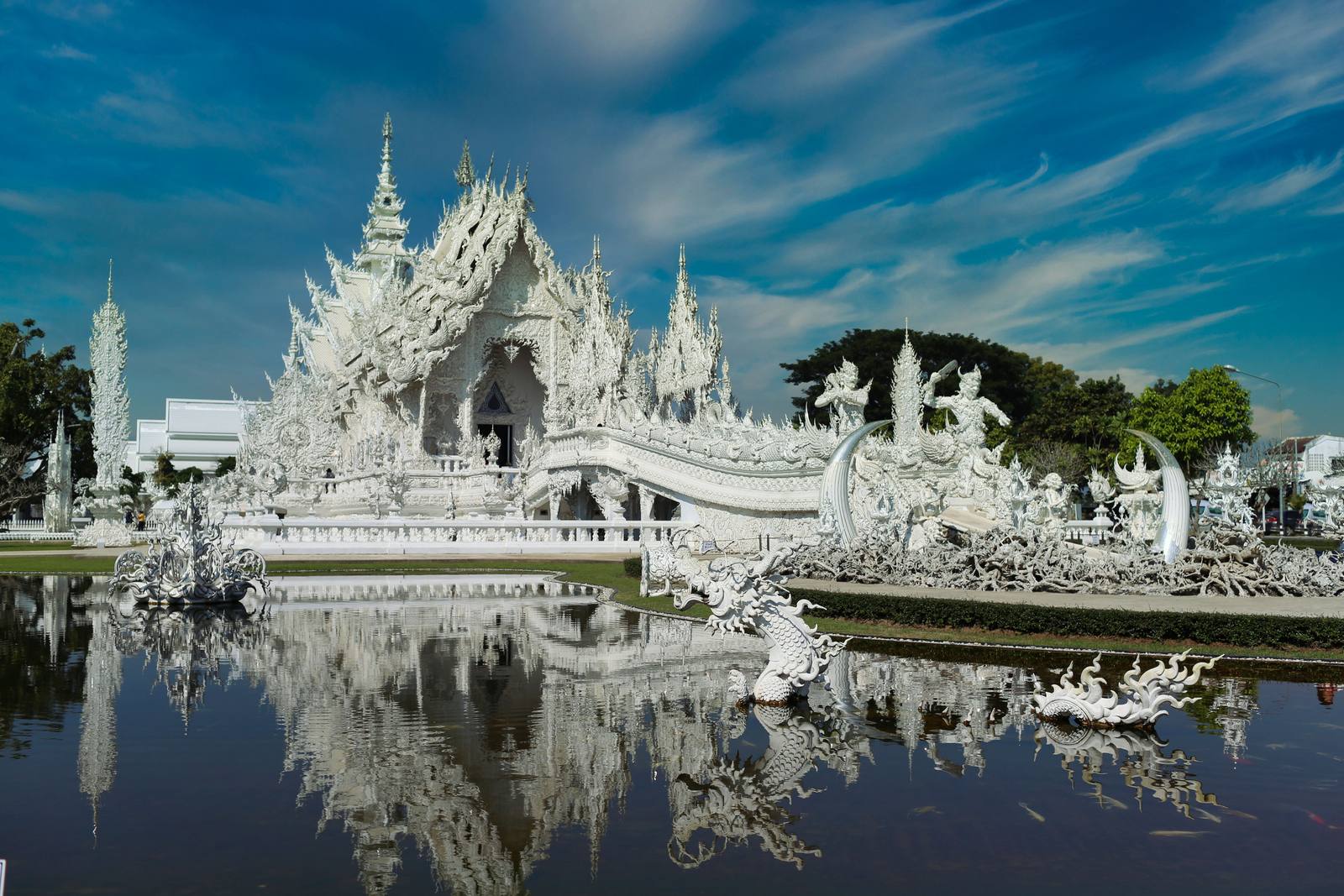 El Templo Blanco (Wat Rong Khun) de Chiang Rai reflejado en el agua