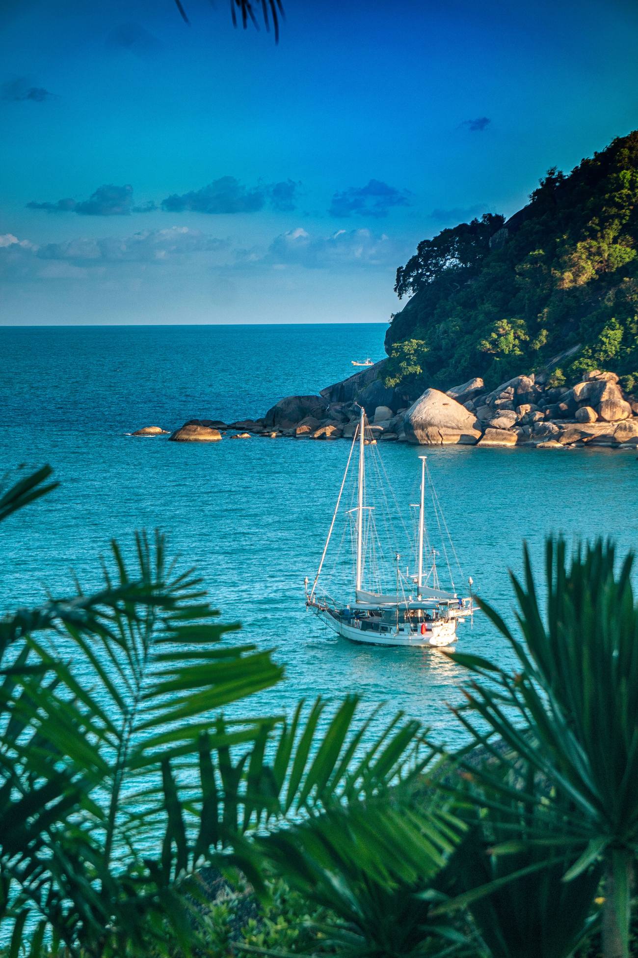 Velero fondeado en una cala de aguas turquesas junto a una isla del golfo de Tailandia