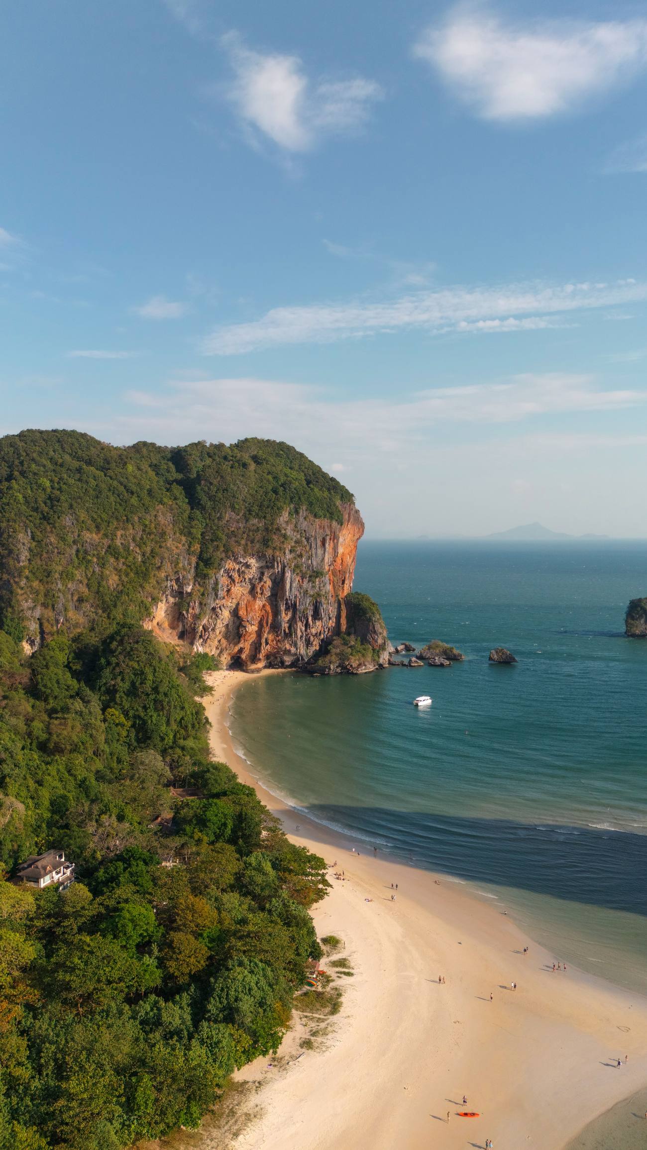 Vista aérea de los acantilados de caliza y la playa de Railay, Krabi