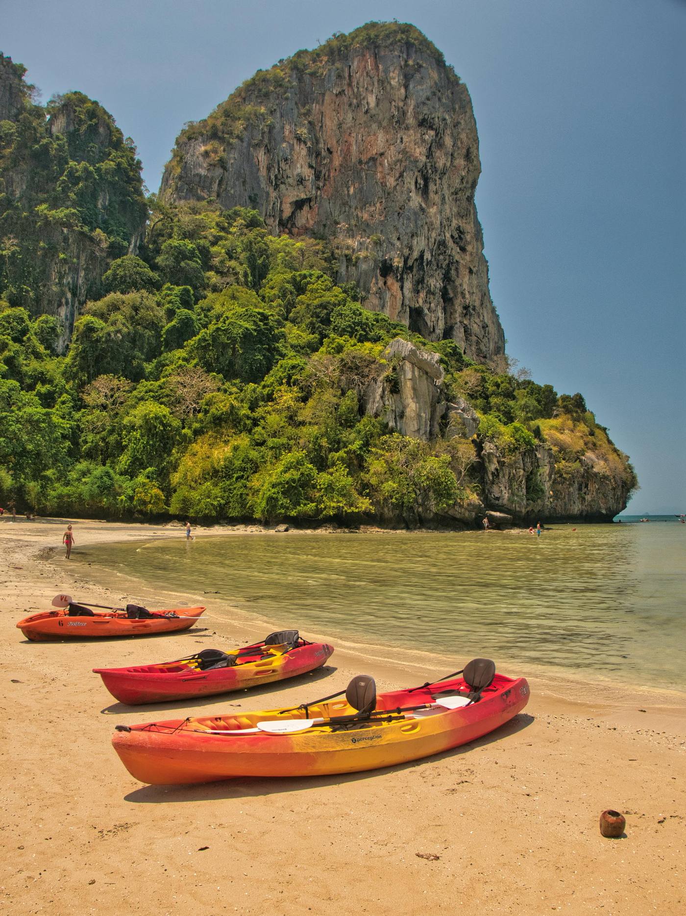 Kayaks en la playa junto a los acantilados de Railay, Tailandia