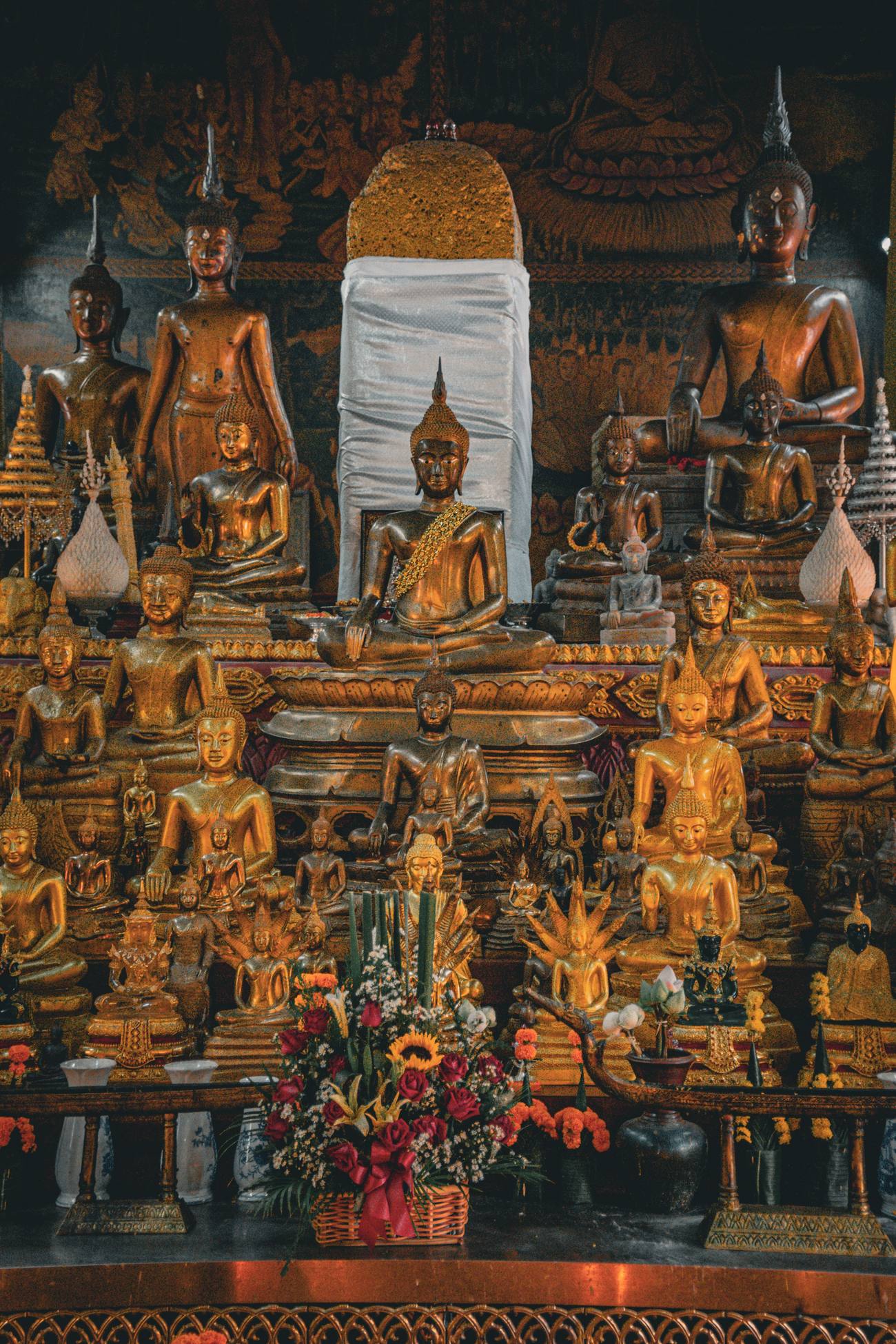 Altar con estatuas doradas de Buda en un templo tailandés