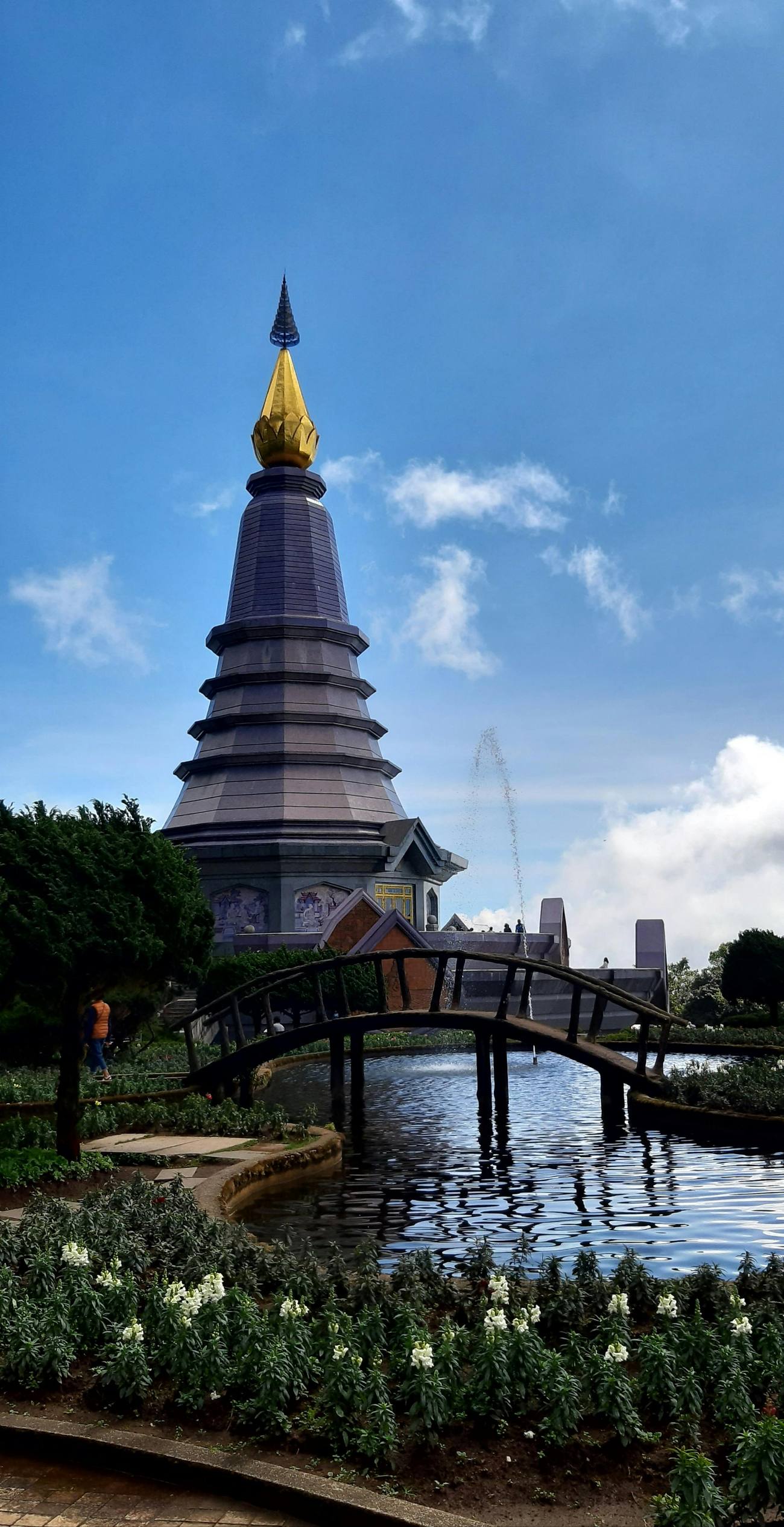 Estupa dorada en el parque nacional de Doi Inthanon, Tailandia
