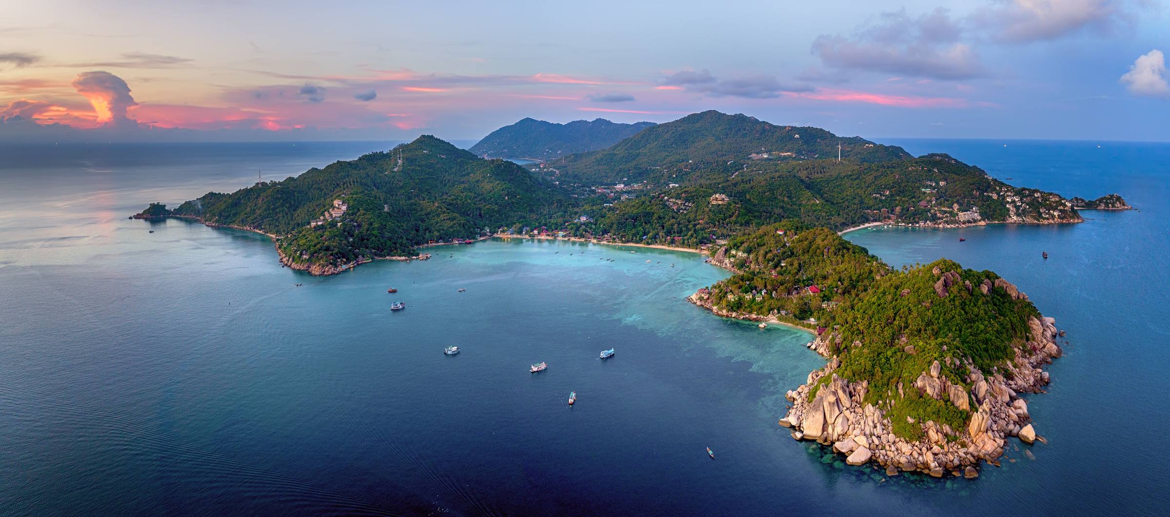 Atardecer sobre la isla de Koh Tao, con montañas y bahías de Tailandia