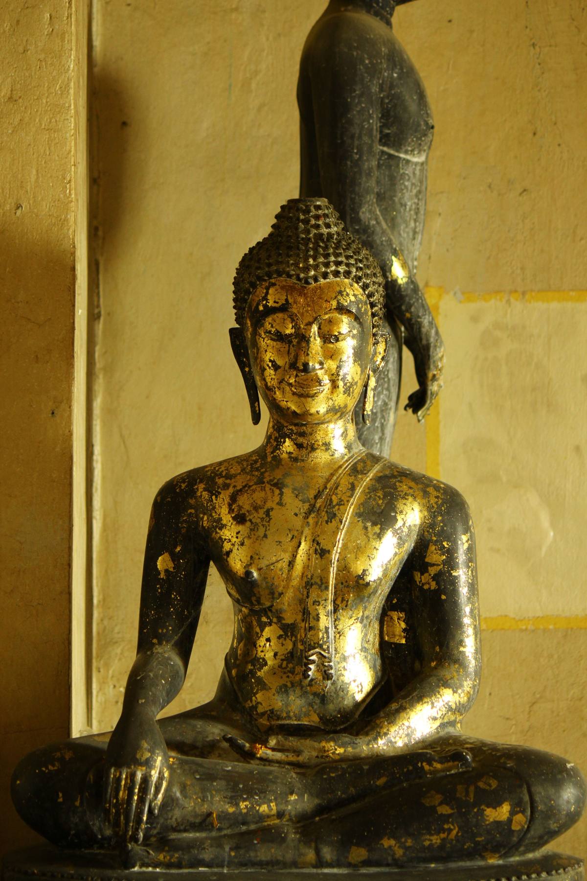 Estatua de Buda dorada y envejecida en un templo tailandés