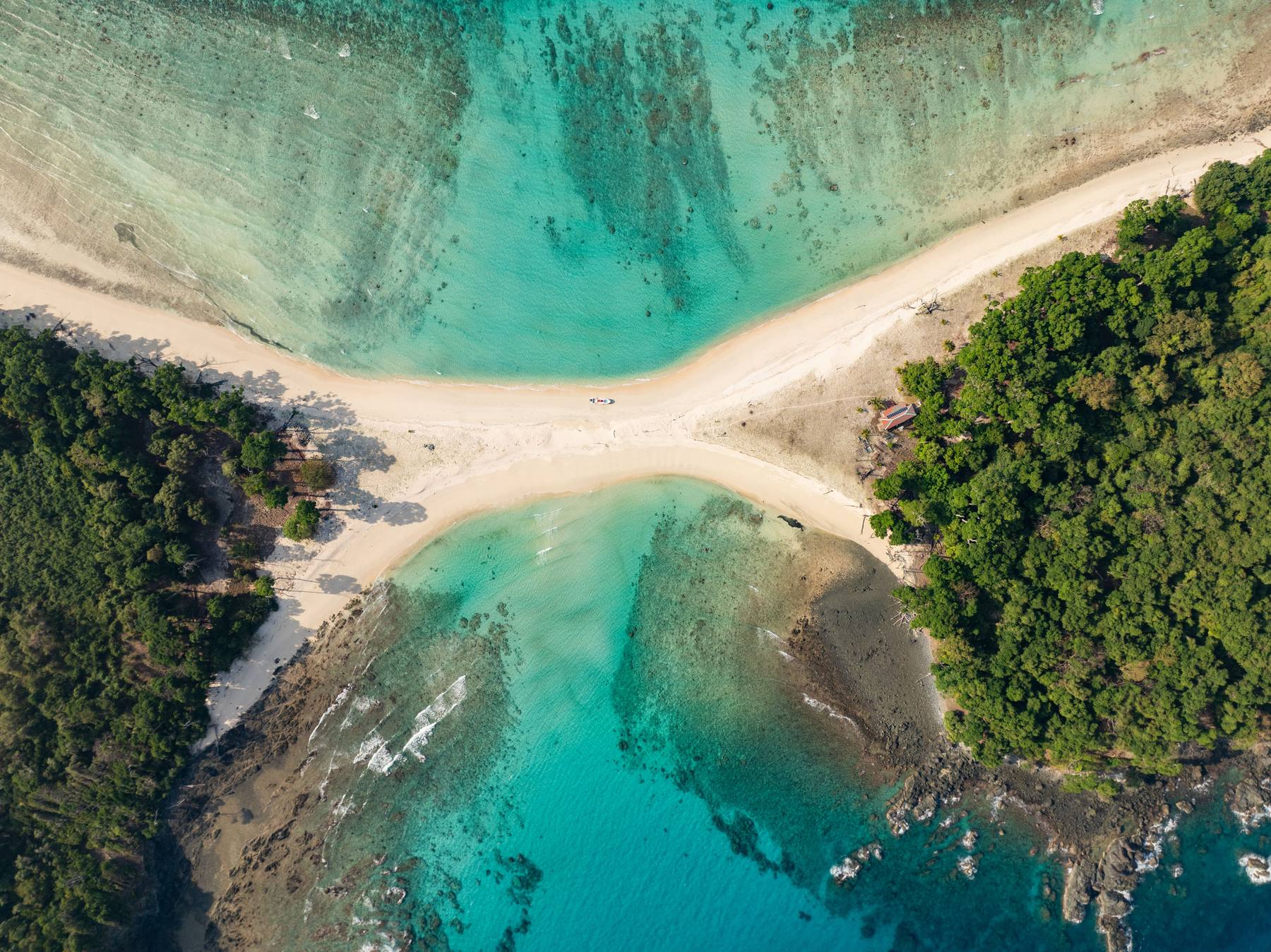 Playa tropical vista desde el aire, con arena blanca en forma de reloj de arena